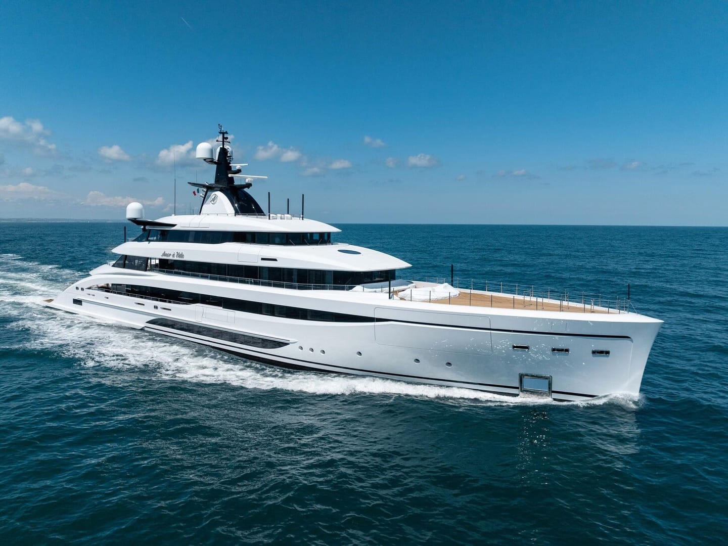 AMOR À VIDA, 67.5m CRN, exterior