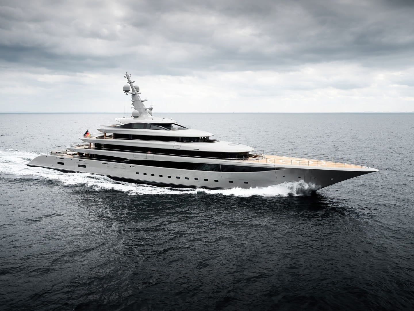 NIXIE, 102m Lurssen, exterior